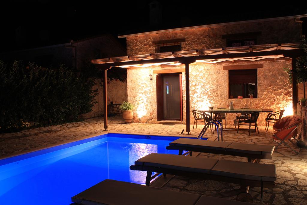 Dioni Villa Сивота Стая снимка
