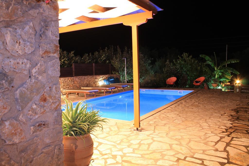Dioni Villa Сивота Стая снимка
